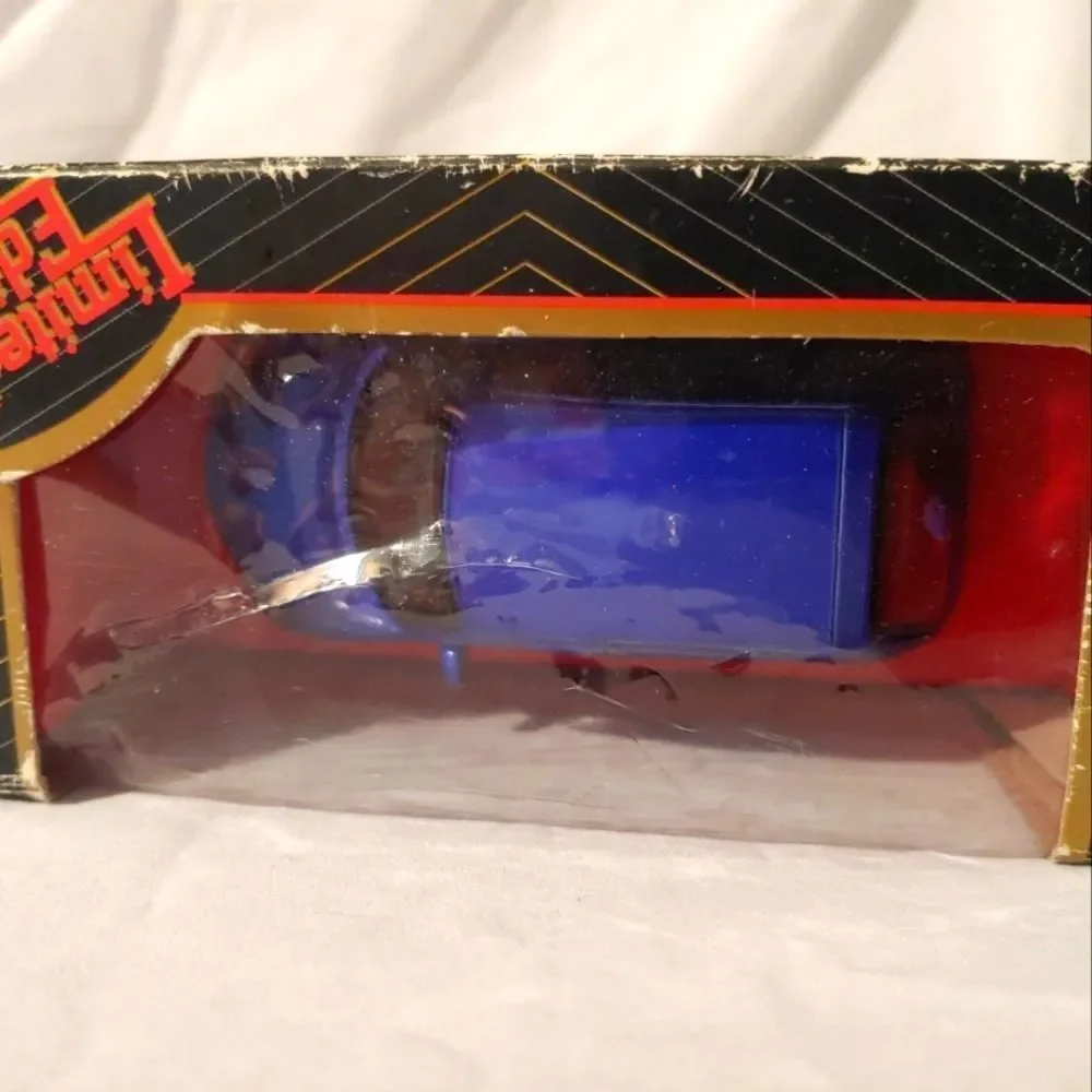 2000 LIMITED EDITION BLUE CHRYSLER PANEL CRUISER 1/39 SCALE DIECAST CAR
